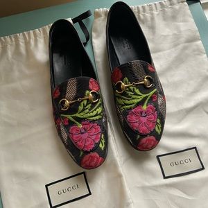 AUTHENTIC GUCCI Floral Embroidered Loafers